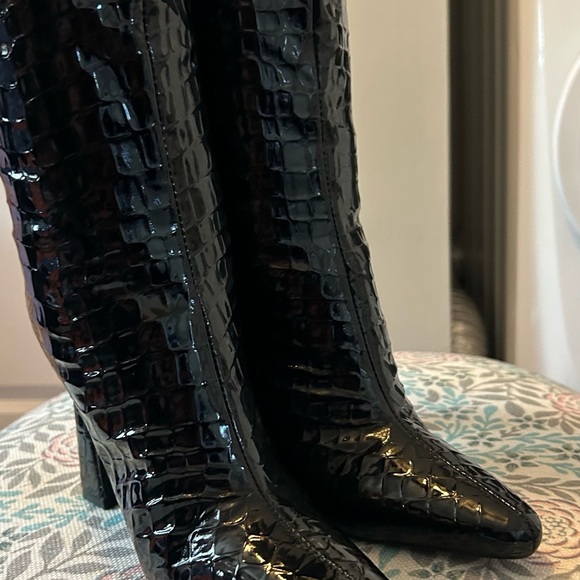 Black Crocodile Pattern Boots - Picture 4 of 6